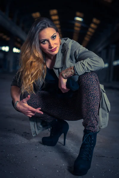 Bailarina de hip hop en una sala industrial abandonada — Foto de Stock