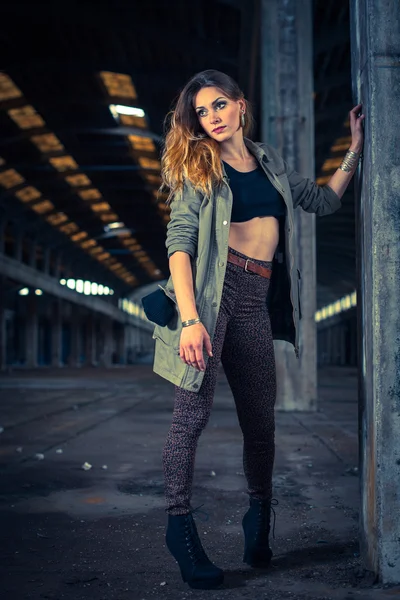 Bailarina de hip hop en una sala industrial abandonada — Foto de Stock