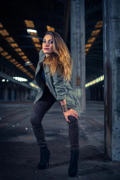 Hip hop dancer in an abandoned industrial hall — Stock Photo, Image