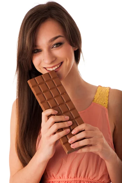 Hermosa joven caucásica mujer comiendo chocolate — Foto de Stock