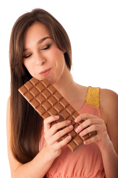 Mooie jonge Kaukasische vrouw eten van chocolade — Stockfoto