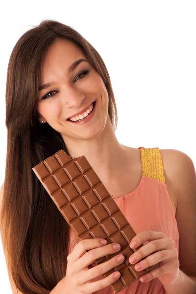 Красивая молодая белая женщина ест шоколад — стоковое фото