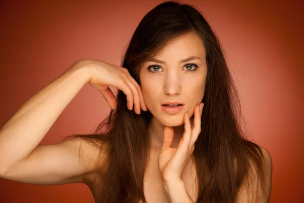 Beauty portrait of an attractive young brunette woman — Stock Photo, Image