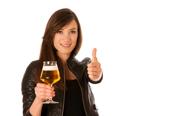 Kvinna hilding glas öl i händerna — Stockfoto