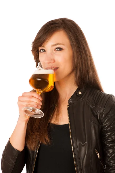 Женщина держит стакан пива в руках — стоковое фото