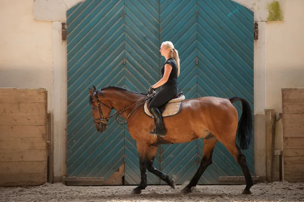 Bella giovane donna bionda a cavallo — Foto Stock