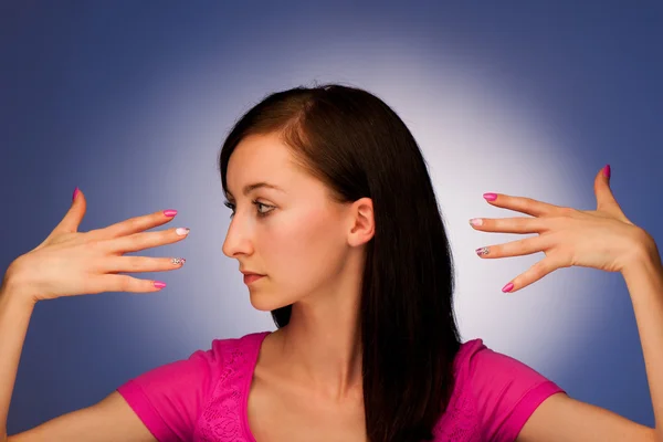 Chica con hermosas uñas sobre fondo azul — Foto de Stock