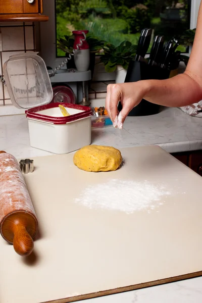 Kobieta maikng ciasteczka w kuchni — Zdjęcie stockowe