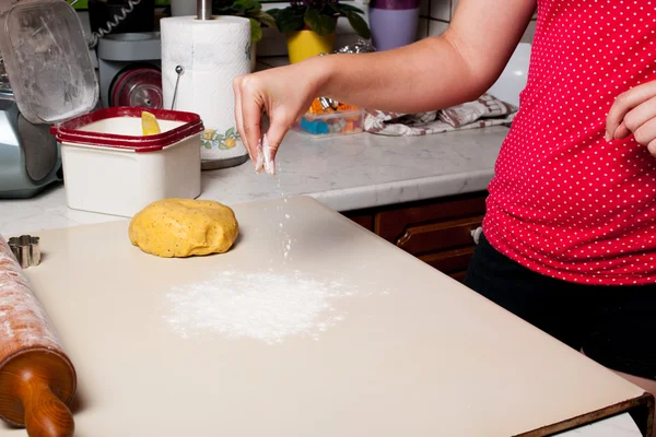 Kobieta maikng ciasteczka w kuchni — Zdjęcie stockowe
