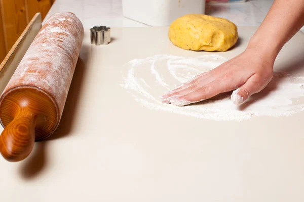 Een vrouw maikng cookies in keuken — Stockfoto