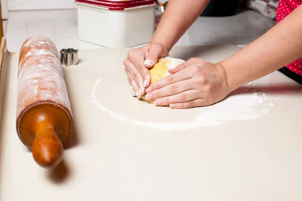 Una mujer galletas de maikng en la cocina —  Fotos de Stock