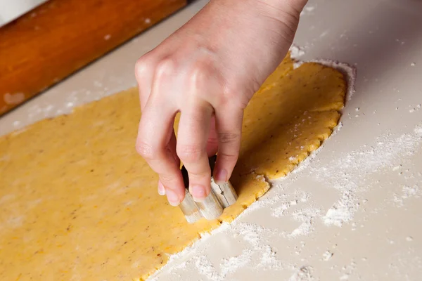 Una mujer galletas de maikng en la cocina —  Fotos de Stock