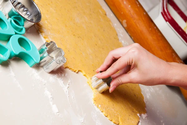 Una mujer galletas de maikng en la cocina —  Fotos de Stock