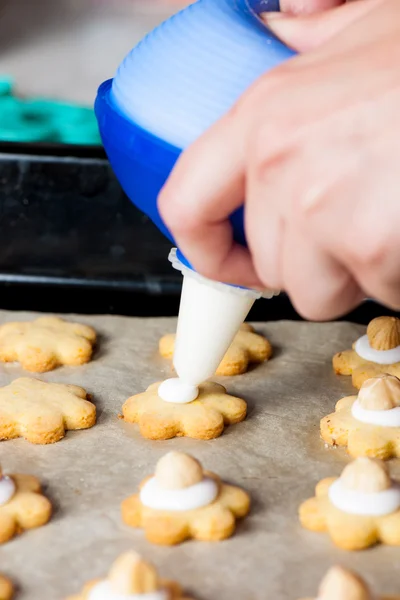 Soubory cookie maikng žena v kuchyni — Stock fotografie