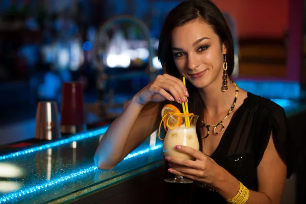 Dziewczyna napojów koktajl w nocnym klubie — Zdjęcie stockowe