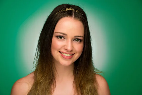 Aranyos tizenéves zöld háttér szépség portréja — Stock Fotó