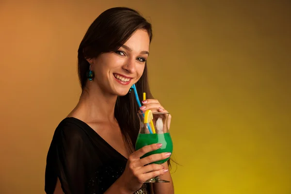 Girl drinks a cocktail in night club — Stock Photo, Image