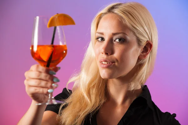 Beautiful young woman drinking aperol spritz — Stock Photo, Image