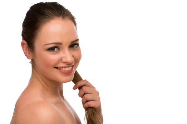 Atraktivní dospívající dívka drží vlasy v ruce izolované nad w — Stock fotografie