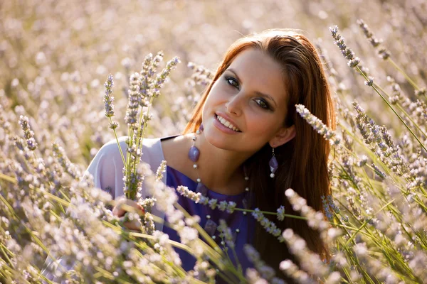Mooie jonge vrouw op Lavendel veld - lavanda meisje — Stockfoto