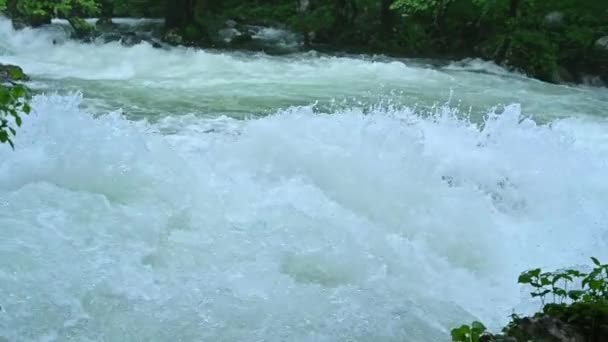 Şiddetli Yağmurdan Sonra Nehirdeki Beyaz Akıntısının Yavaş Hareketi — Stok video