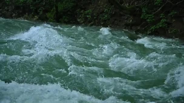 Movimento Lento Uma Corrente Água Branca Rio Depois Chuva Pesada — Vídeo de Stock