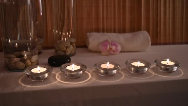 Kerzen Brennen Als Dekoration Wellness Oder Massagesalon — Stockvideo
