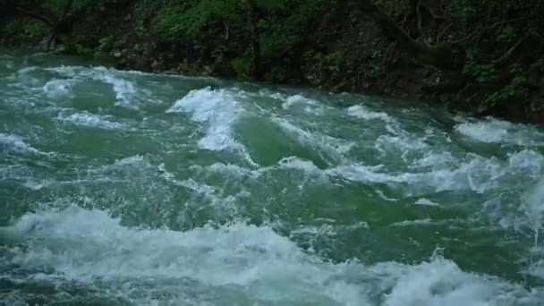 Şiddetli Yağmurdan Sonra Nehirdeki Beyaz Akıntısının Yavaş Hareketi — Stok video