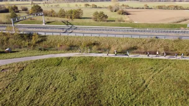 Ultra Biegacze Szlak Biegnący Ścieżce Pobliżu Autostrady Konkursie — Wideo stockowe