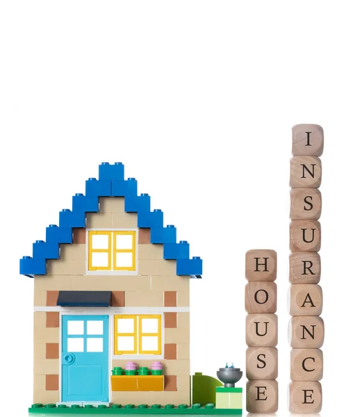 Kleurrijke Plastic Speelgoedhuis Geïsoleerd Een Banner Conceptuele Foto — Stockfoto