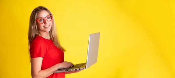 Schöne Junge Frau Wotk Auf Laptop Über Gelbem Hintergrund — Stockfoto