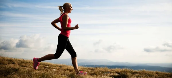 Runner Vrouw Loopt Kraaienland Een Pad Het Begin Van Herfst — Stockfoto