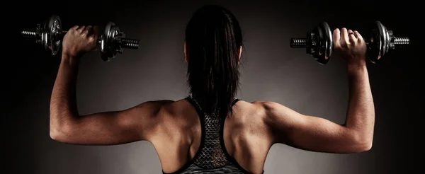 Schöne Junge Frau Workout Mit Hantel Über Grauem Hintergrund — Stockfoto