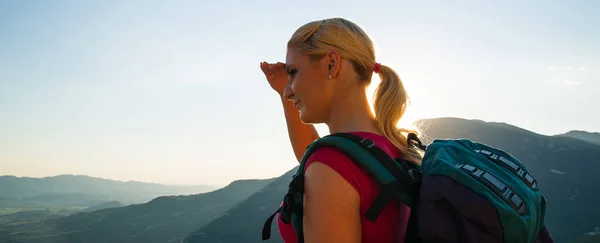 Mulher Trekking Bela Menina Loira Caminhadas Montanhas — Fotografia de Stock