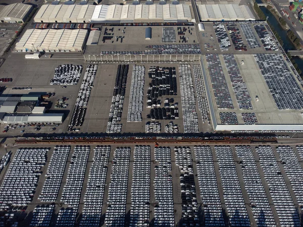 停放在港口准备分发的数千辆汽车的航拍图 — 图库照片