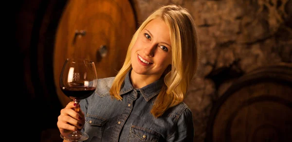 Schöne Junge Frau Verkostet Rotwein Einem Weinkeller — Stockfoto