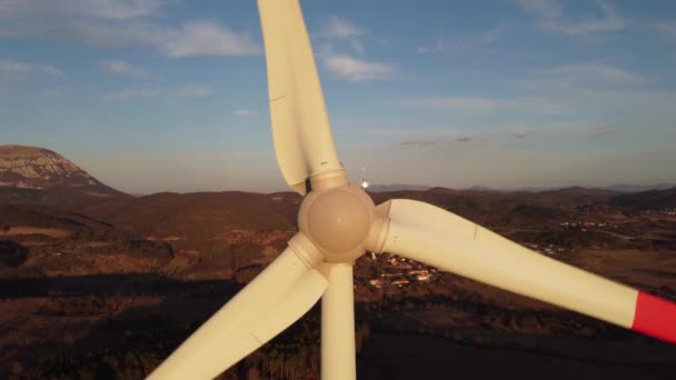 Vista Aérea Una Turbina Eólica Que Genera Elrctricidad Central Eólica — Vídeo de stock