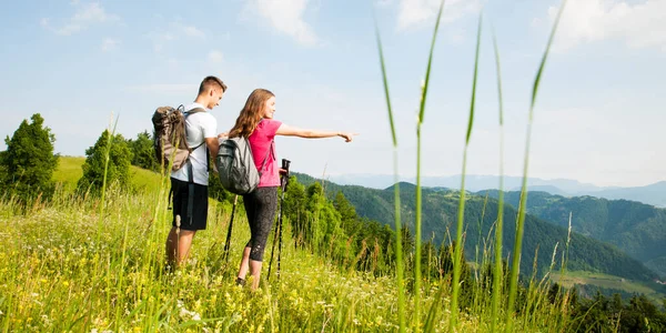 Active Beautiful Young Couple Hiking Ina Nature Climbing Hill Mountain — Stock Photo, Image