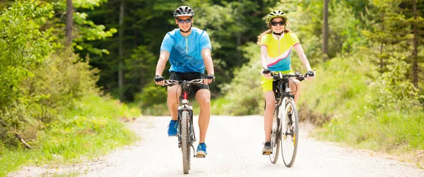 Activo Pareja Joven Bicicleta Camino Forestal Montaña Día Primavera Imagen De Stock