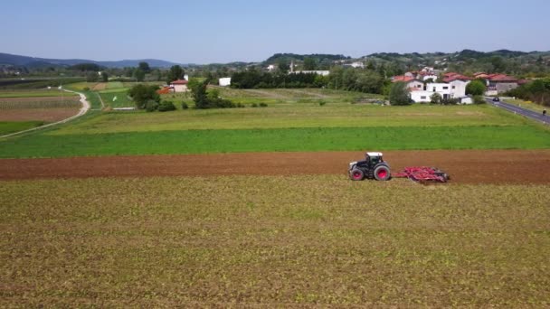 Termőföldet Tavasszal Művelő Traktor Mezőgazdasági Termelő Légi Kilátása Kora Tavasszal — Stock videók
