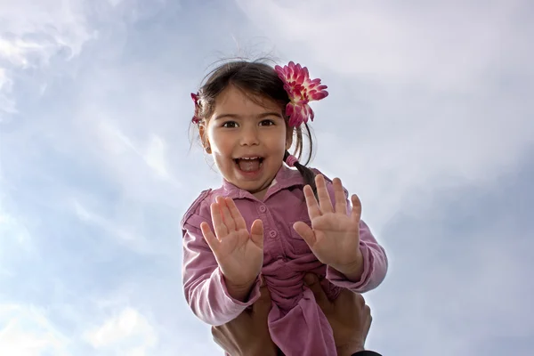 Vader bedrijf dochter in lucht — Stockfoto