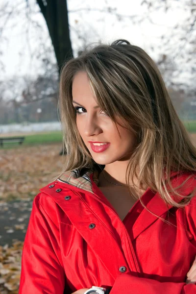 Beautiful woman in autumnal park — Stock Photo, Image