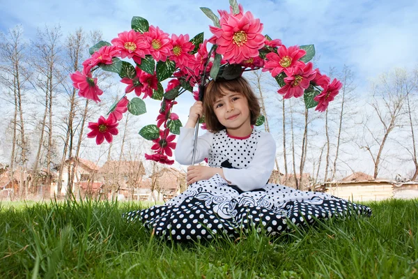 Menina com um guarda-chuva de flores — Fotografia de Stock