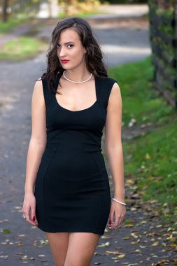 Sonbahar parkındaki kadın