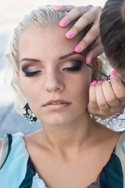 Maquillaje. Cepillo sombra de ojos — Foto de Stock