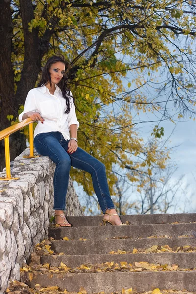 Frau auf Treppe — Stockfoto