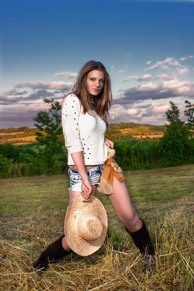 Belle femme dans une campagne — Photo