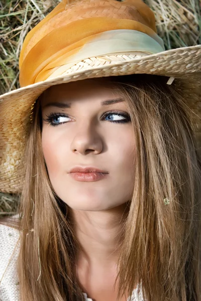 Mujer joven con sombrero —  Fotos de Stock