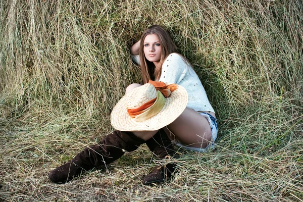 Młoda kobieta w kapeluszu — Zdjęcie stockowe
