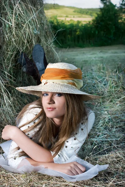 Młoda kobieta w kapeluszu — Zdjęcie stockowe